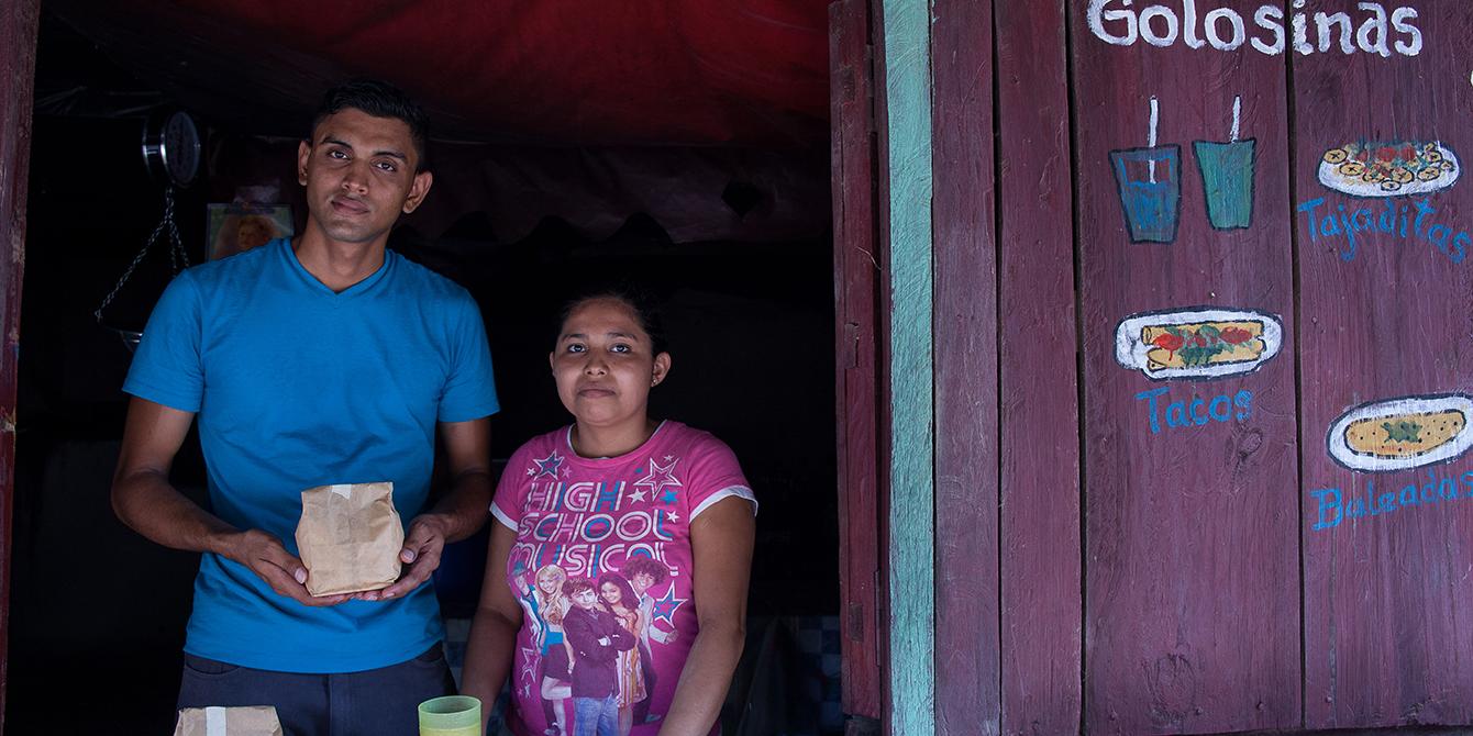 Ceci Flores y Nestor Cruz, de 23 y 22 años respectivamente, se asociaron para fundar la microempresa "Mi Granito" en noviembre de 2015. Fotografía: Rodolf Noel / Oxfam